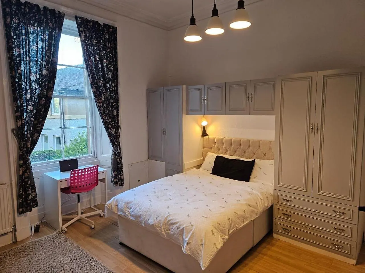 Old Town Edinburgh Fringe Apartment