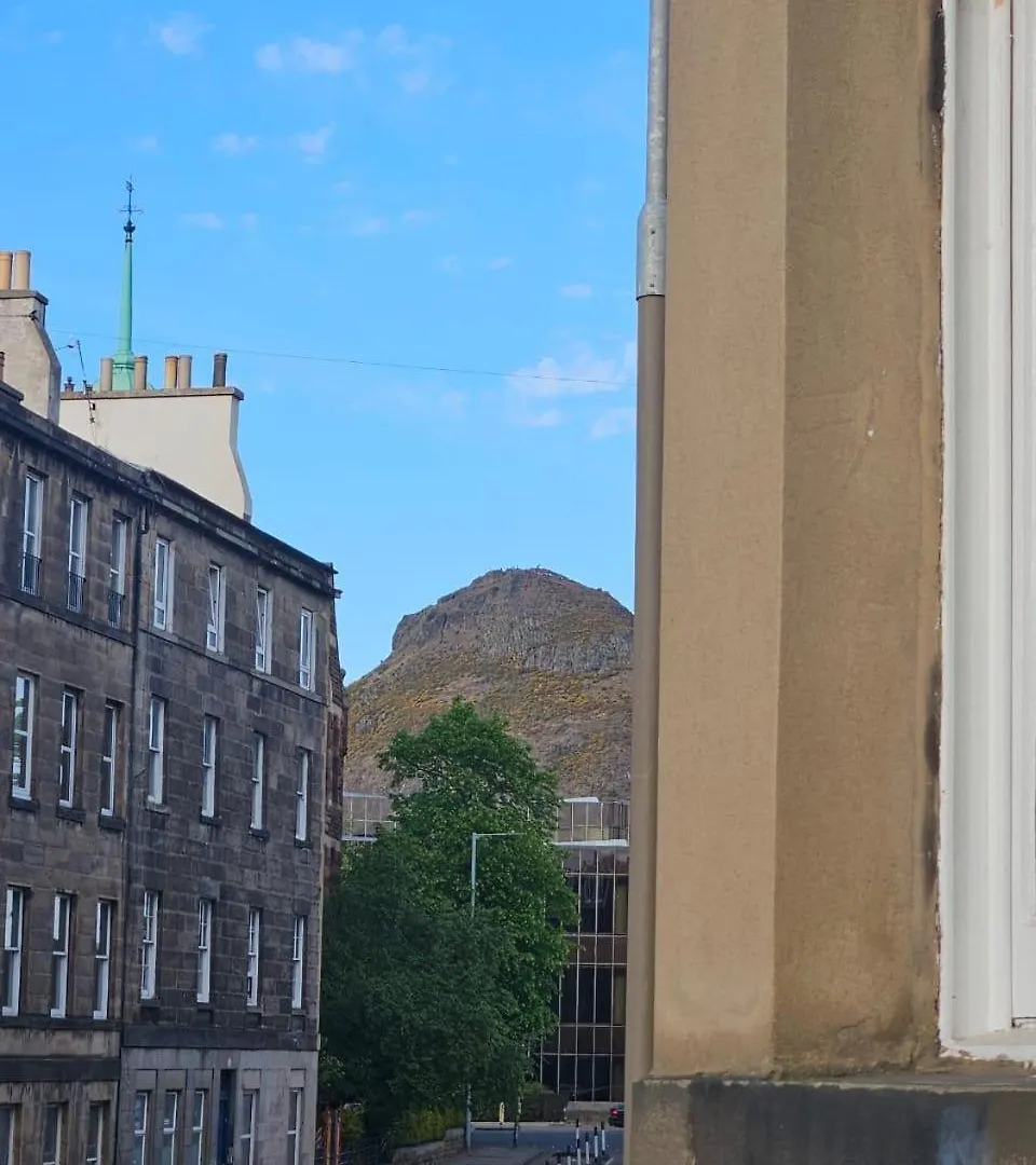 Old Town Edinburgh Fringe Apartment